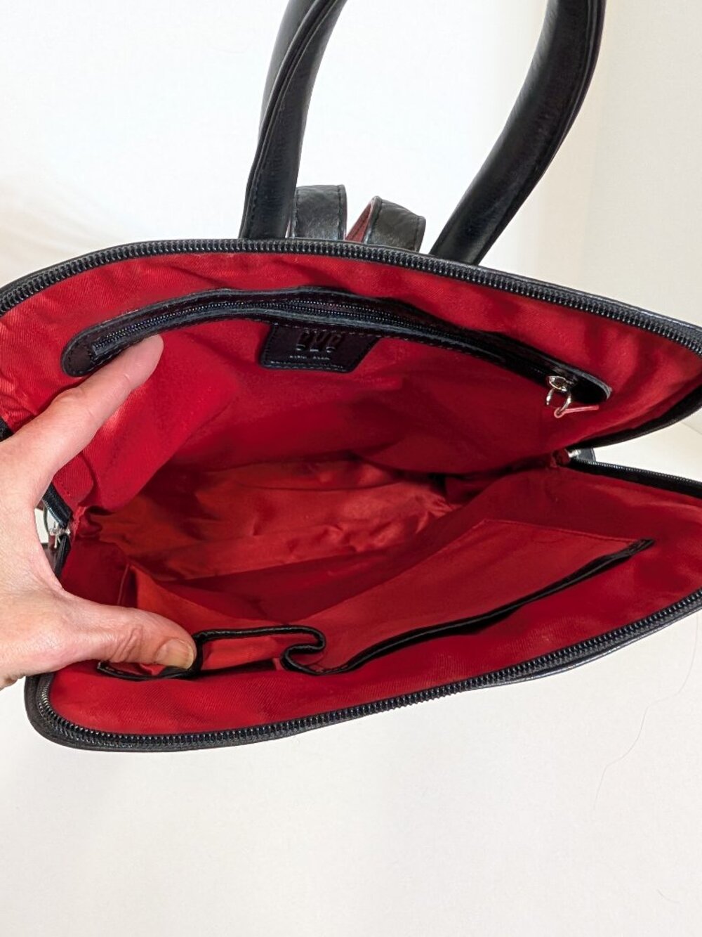 ili New York White Leather Mini Backpack – Black & Red Trim - Picture 9 of 14